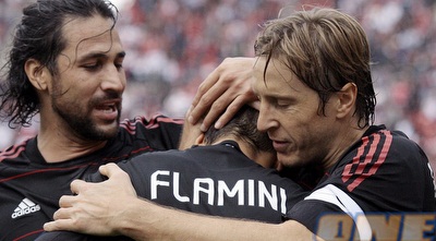 אמברוסיני ופלאמיני חוגגים מול בארי (רויטרס) אמברוסיני ופלאמיני חוגגים מול בארי (רויטרס)