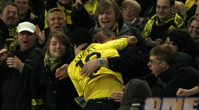 לוקאס באריוס חוגג עם האוהדים (רויטרס)