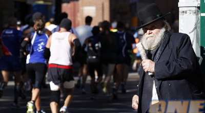 יהודי מניו יורק שהגיע לצפות ברצים (רויטרס)