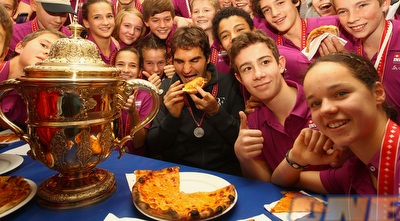 פדרר לא שכח להזמין פיצה לנערי הכדורים (GettyImages)