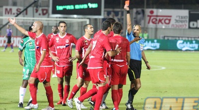 בונדר רואה את האדום. ההרחקה דווקא עזרה להפועל (עמית מצפה) בונדר רואה את האדום. ההרחקה דווקא עזרה להפועל (עמית מצפה)