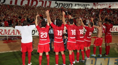 שחקני הפועל חוגגים עם הקהל. תצוגה מרשימה (עמית מצפה) שחקני הפועל חוגגים עם הקהל. תצוגה מרשימה (עמית מצפה)