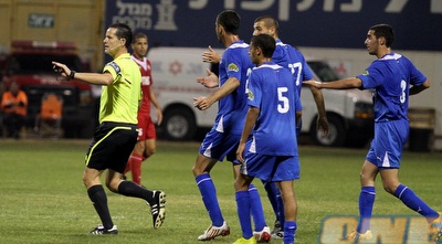 שחקני פ&qout;ת מתווכחים עם השופט (שי לוי (צלם))