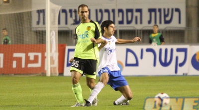 מושיקו מישאלוף נאבק עם אביב ז´אנו (גיא בן זיו)