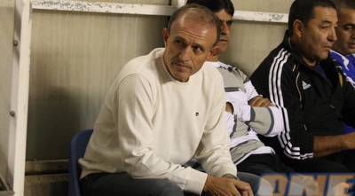 אורי מלמיליאן על הספסל. עדיין לא הודיע על עתידו (גיא בן זיו)