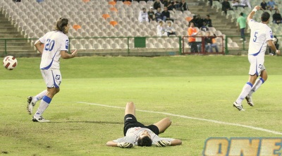 שחקני אשקלון חוגגים, אורי מכלוף על הרצפה (מור שאולי) שחקני אשקלון חוגגים, אורי מכלוף על הרצפה (מור שאולי)