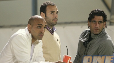 אוהד כהן, אבי יחיאל וליאור ז´אן צופים בחבריהם מהיציע (מור שאולי) אוהד כהן, אבי יחיאל וליאור ז´אן צופים בחבריהם מהיציע (מור שאולי)