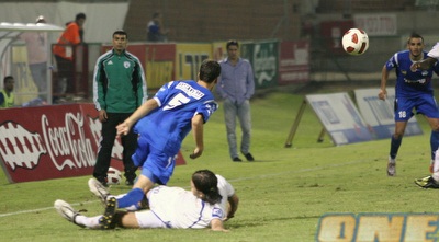 קירטבה גולש לרגליו של מור דהאן (מור שאולי) קירטבה גולש לרגליו של מור דהאן (מור שאולי)