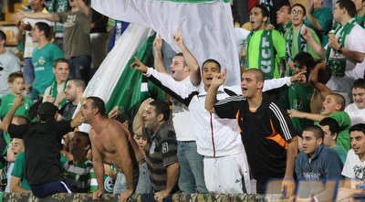 אוהדי מכבי חיפה חוגגים את השער (עמית מצפה)