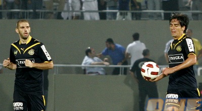 זיו וקפילוטו מחזירים את הכדור למרכז המגרש (רועי גלדסטון)