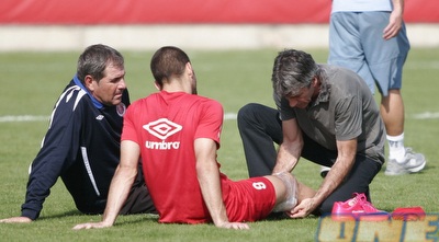 שכטר מטופל, גוטמן משקיף. (רועי גלדסטון) שכטר מטופל, גוטמן משקיף. (רועי גלדסטון)