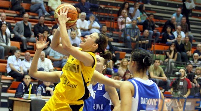 שי דורון עולה לסל בדרך לעוד שתי נקודות (משה חרמון)