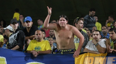 אוהדי מכבי תל אביב מקללים את מזרחי ונמני (עמית מצפה)