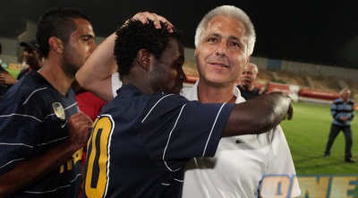 ציון ויצמן וג´אקו ערפאת בימים יפים יותר. חתימתו של היו&qout;ר זוייפה? (עמית מצפה)