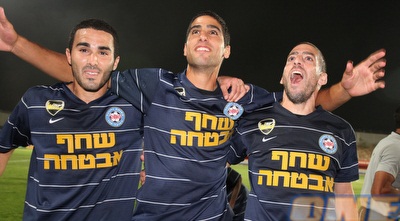 רועי דיין חוגג עם החברים. נקם באקסית (עמית מצפה)