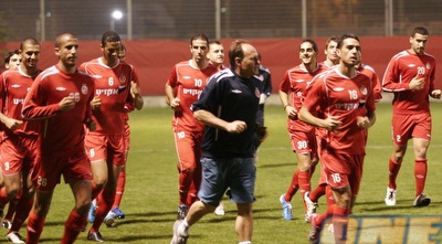 שחקני הפועל ת&qout;א באימון המסכם. רוצים לטפס לראש הטבלה (רועי גלדסטון) שחקני הפועל ת&qout;א באימון המסכם. רוצים לטפס לראש הטבלה (רועי גלדסטון)