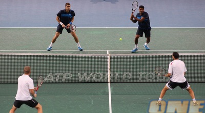 רם ונואלס (עם הגב לצלם) מול מירני ובופטי (GettyImages) רם ונואלס (עם הגב לצלם) מול מירני ובופטי (GettyImages)