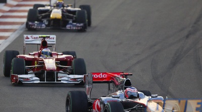 באטן מקדים את אלונסו ו-וובר. הספרדי נתקע מאחור והפסיד את האליפות (רויטרס)