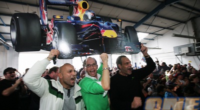 אוהדים של פטל חוגגים בעירת הולדתו, הפנהיים, עם דגם (קל יותר) של מכוניתו (רויטרס)