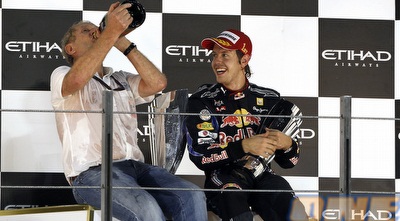 פטל חוגג עם הלמוט מרקו, המנהל הספורטיבי של קבוצת רד בול (רויטרס)