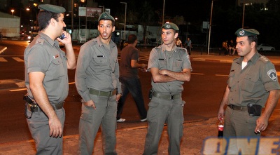 אבטחה מחוץ לבלומפילד (שי לוי)