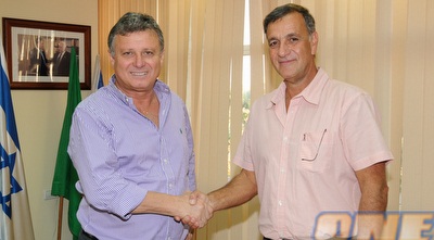 בצילום מימין: אפרים זינגר מנכ&qout;ל הוועד האולימפי וראש עיריית חדרה חיים אביטן. (יצחק ברבי) (ONE)