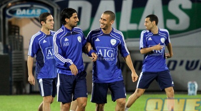 ורמוט ורפאלוב מפגינים חיבה על המגרש (שי לוי)