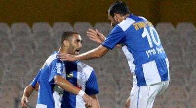 בן חיים ועומר גולן חוגגים עם חתן השמחה, עומר דמארי (יניב גונן)