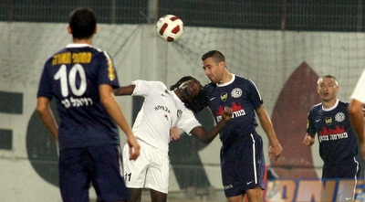 עבדול ראזק מנסה לנגוח (משה חרמון)