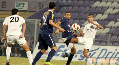 גולן ודמארי מנסים להשיג שליטה על הכדור (משה חרמון)