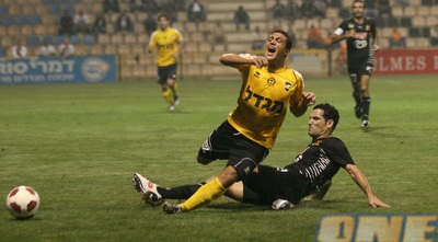 אביב חדד גולש לרגליו של אחמד סבע (מור שאולי)