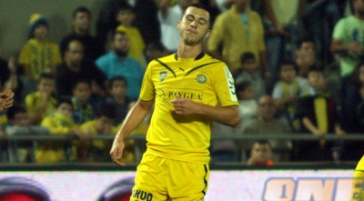 מדוניאנין מתוסכל. נשלח לחלץ כדורים במרכז השדה (יניב גונן)