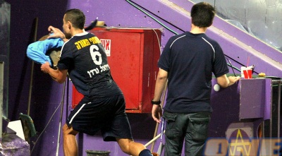 סנסוני עצבני וזורק כיסא לאחר הרחקתו (משה חרמון)