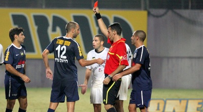 סנסוני רואה את הכרטיס האדום (משה חרמון)