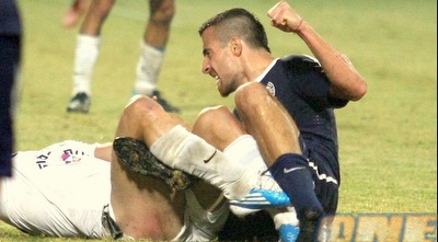 סנסוני מנסה להחזיר לפלצ´וק על התיקול מאחור (משה חרמון)