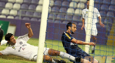 דמארי דוחק מקרוב את השער שיחיד של פתח תקווה במשחק (משה חרמון)