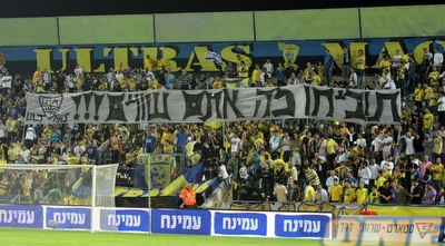 אוהדי מכבי ת&qout;א. ההנהלה טוענת שמחירי המנויים לא הועלו (יניב גונן) אוהדי מכבי ת&qout;א. ההנהלה טוענת שמחירי המנויים לא הועלו (יניב גונן)