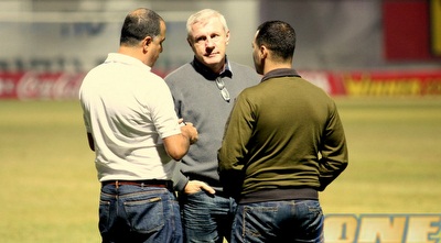 פרננדס, בנין ולוזון במפגש פיסגה לאחר המשחק (משה חרמון)