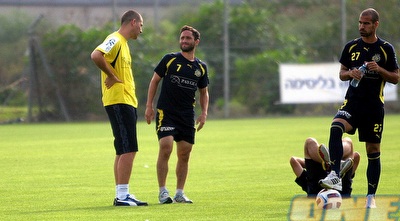 אבי נמני עם ישראלביץ´ ואלברמן. מנסה להנהיג שיטת משחק מסויימת (ליאור טימור)