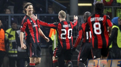 שחקני מילאן חוגגים עם איברהימוביץ´ את שער היתרון (רויטרס) שחקני מילאן חוגגים עם איברהימוביץ´ את שער היתרון (רויטרס)