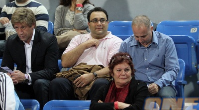 גלעד קצב עם המנהל הספורטיבי של איינדהובן (שי לוי)