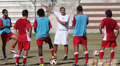אלי כהן ושחקניו. המאמן לא ימשיך בקבוצה (עמית מצפה) אלי כהן ושחקניו. המאמן לא ימשיך בקבוצה (עמית מצפה)