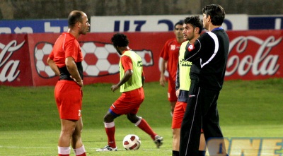 גיא עזורי בשיחה עם מנטשאשווילי באימון (יוסי ציפקיס) גיא עזורי בשיחה עם מנטשאשווילי באימון (יוסי ציפקיס)