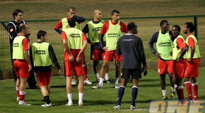 שחקני אשקלון בשיחה. מתכוננים במרץ ליום שבת (יוסי ציפקיס) שחקני אשקלון בשיחה. מתכוננים במרץ ליום שבת (יוסי ציפקיס)