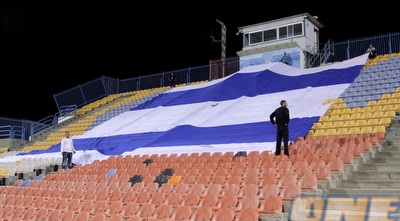 האוהדים מכינים את התפאורה ביציעים (יוסי ציפקיס) האוהדים מכינים את התפאורה ביציעים (יוסי ציפקיס)