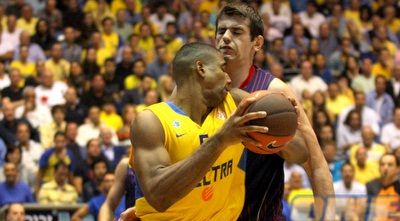 הנדריקס נשמר על ידי סטאנקו באראץ´ (יניב גונן)