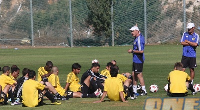 מלמיליאן מתדרך את השחקנים באימון (גיא בן זיו)