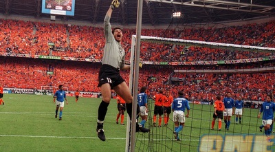 טולדו מעלה את איטליה לגמר יורו 2000. רק אל תזכירו לו את טרזגה (GettyImages) טולדו מעלה את איטליה לגמר יורו 2000. רק אל תזכירו לו את טרזגה (GettyImages)