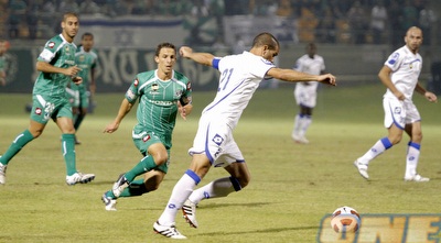 יניב אלול מרחיק מול גוסטבו בוקולי (יוסי ציפקיס)