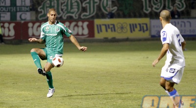 יניב קטן משתלט על הכדור, יניב אלול מגיע לסגור (יוסי ציפקיס)